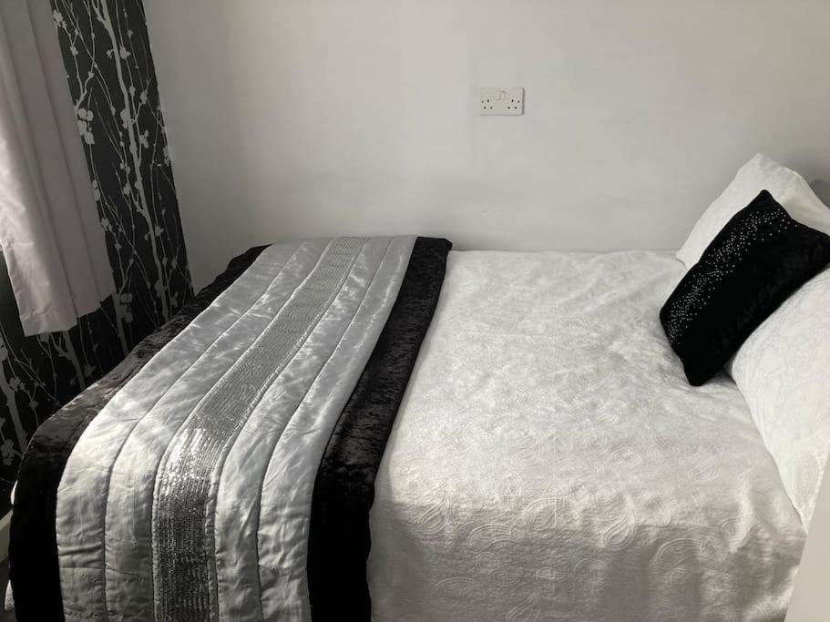 In The Heart Of Chichester Apartment Ngoại thất bức ảnh