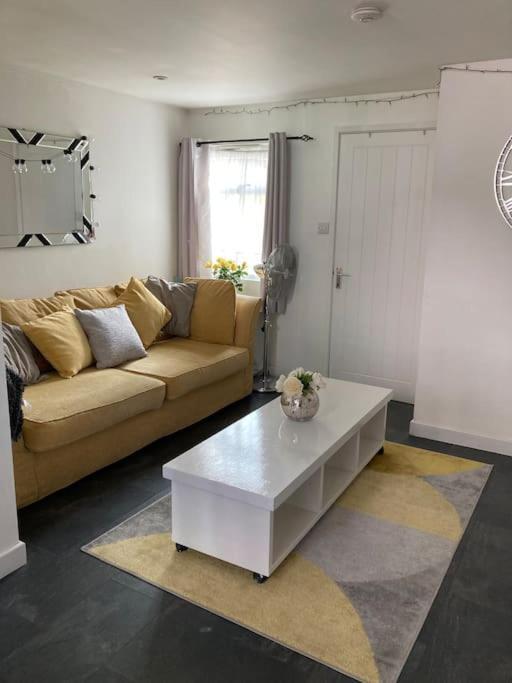 In The Heart Of Chichester Apartment Ngoại thất bức ảnh